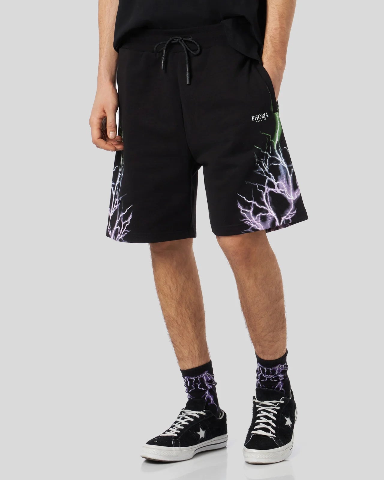 Short Phobia nero con fulmini in stampa bicolore viola e verde