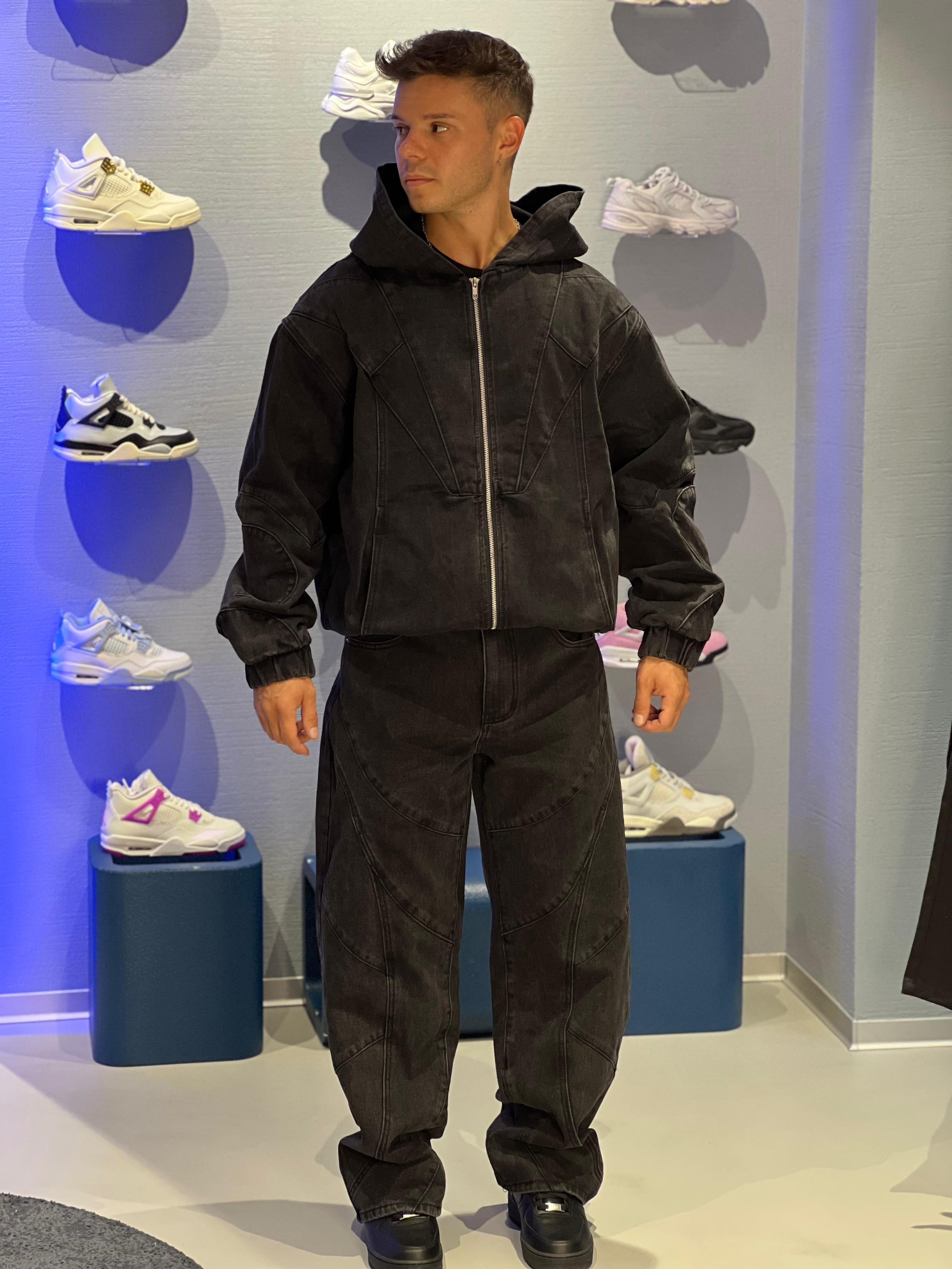 Coordinato Uomo in Denim Nero con Cuciture Geometriche – Giacca + Pantalone AD8441