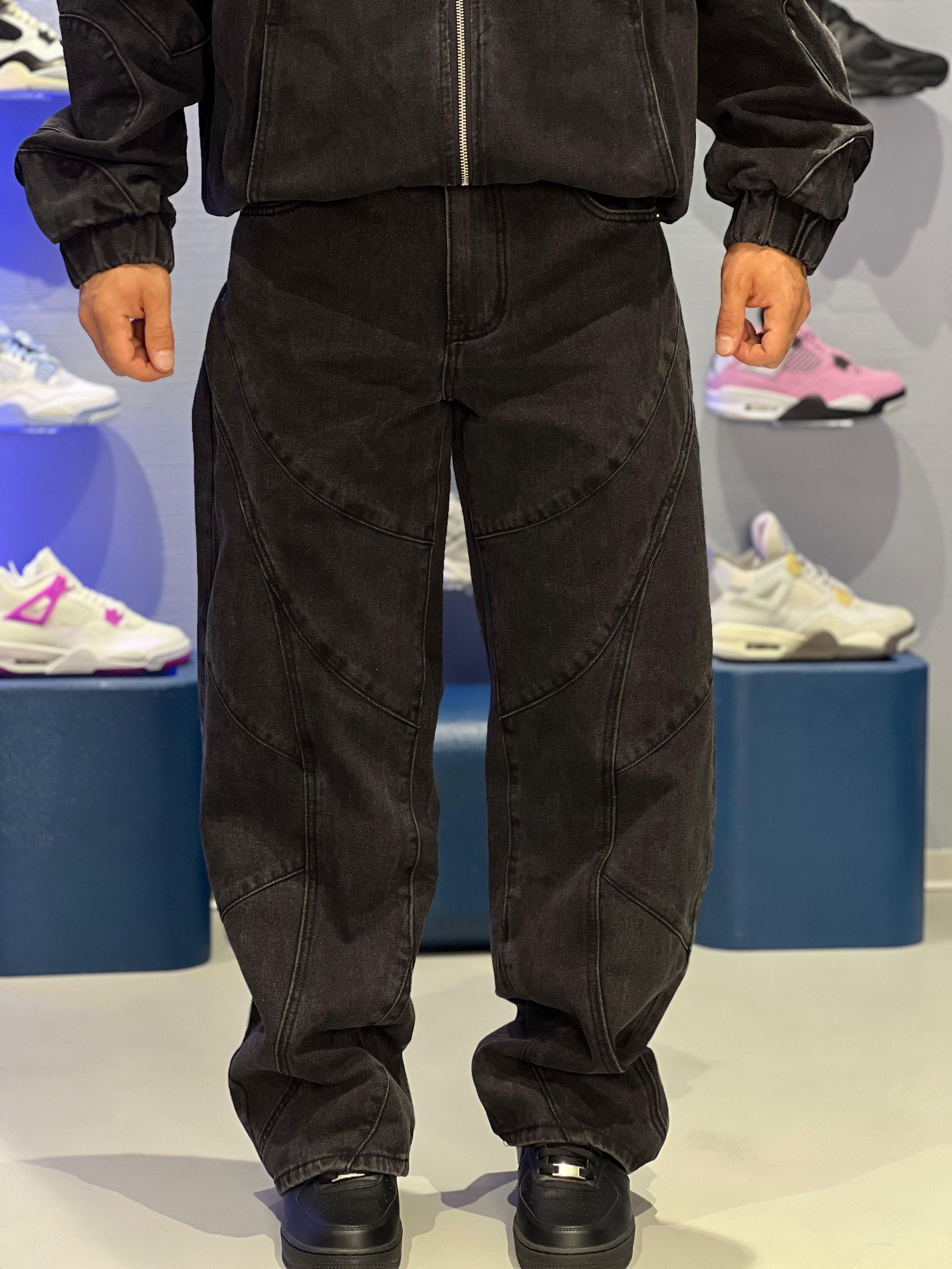 Coordinato Uomo in Denim Nero con Cuciture Geometriche – Giacca + Pantalone AD8441