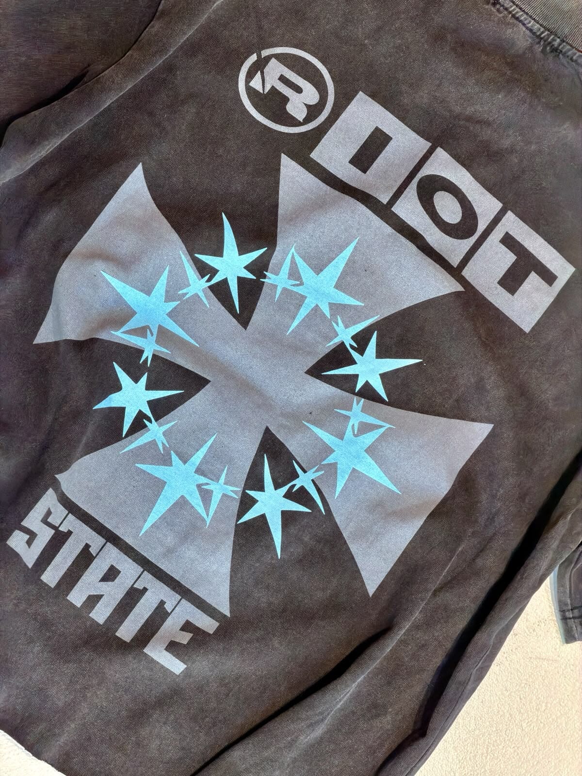 T-Shirt Crop "RIOT STATE" a Taglio Vivo