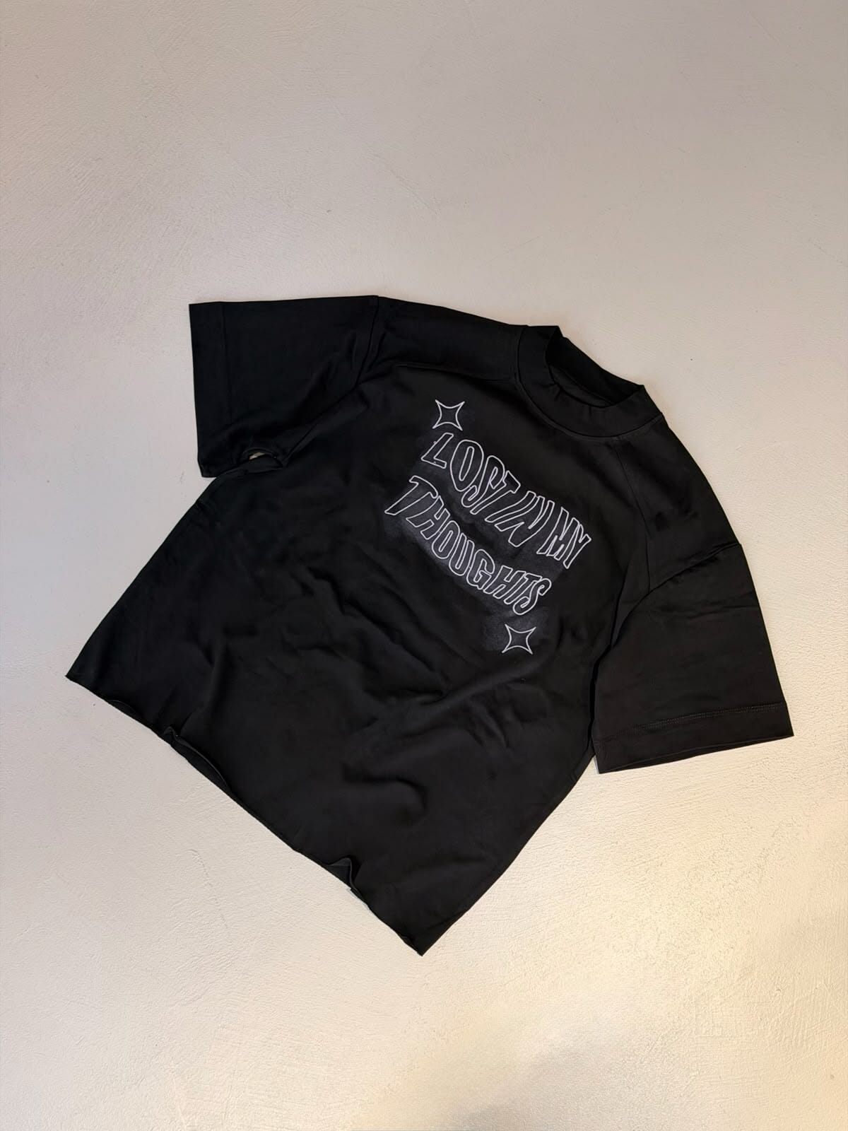 T-Shirt Crop "LOST IN MY THOUGHTS" a Taglio Vivo