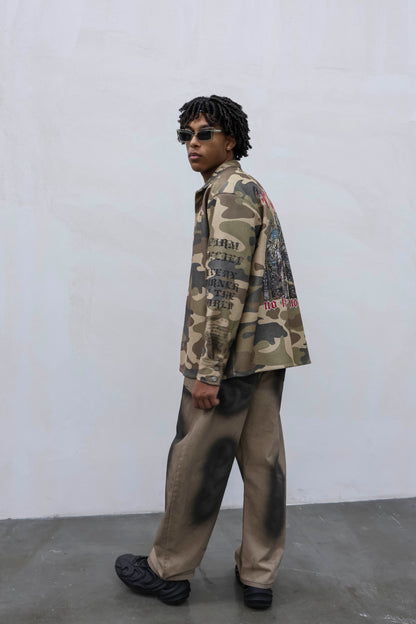 Camicia oversize mimetica “No Trust No Faith” Marrone