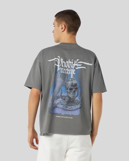 T-shirt Phobia tone wash con grafica fiery cobra viola