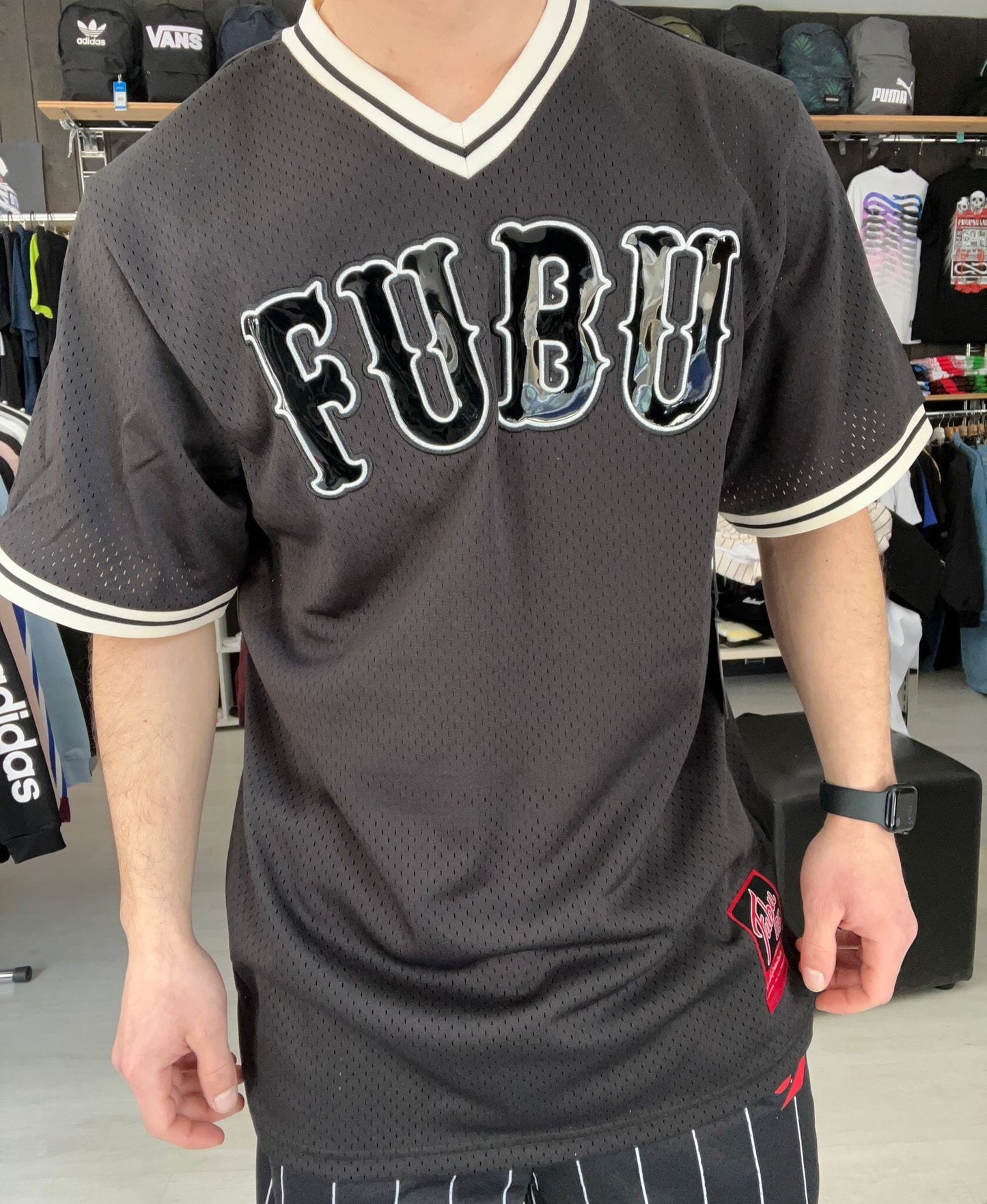 T-shirt fubu con patch applicati nera