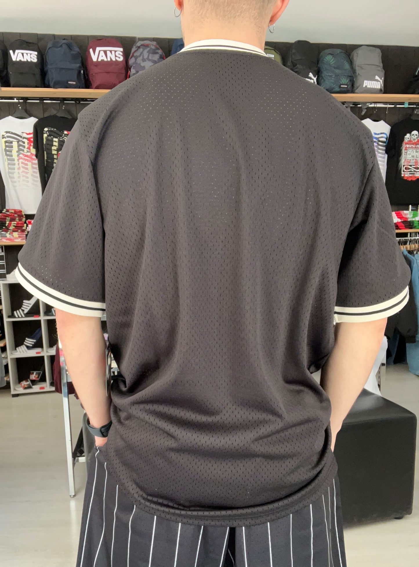 T-shirt fubu con patch applicati nera