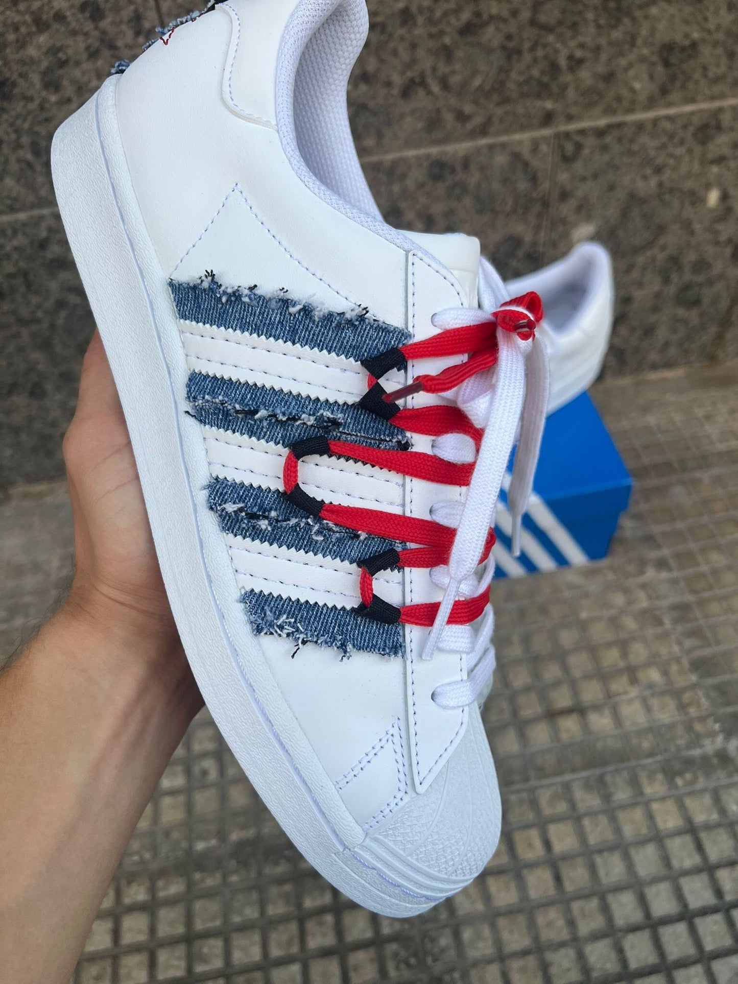 Adidas superstar custom in jeans laccio rosso
