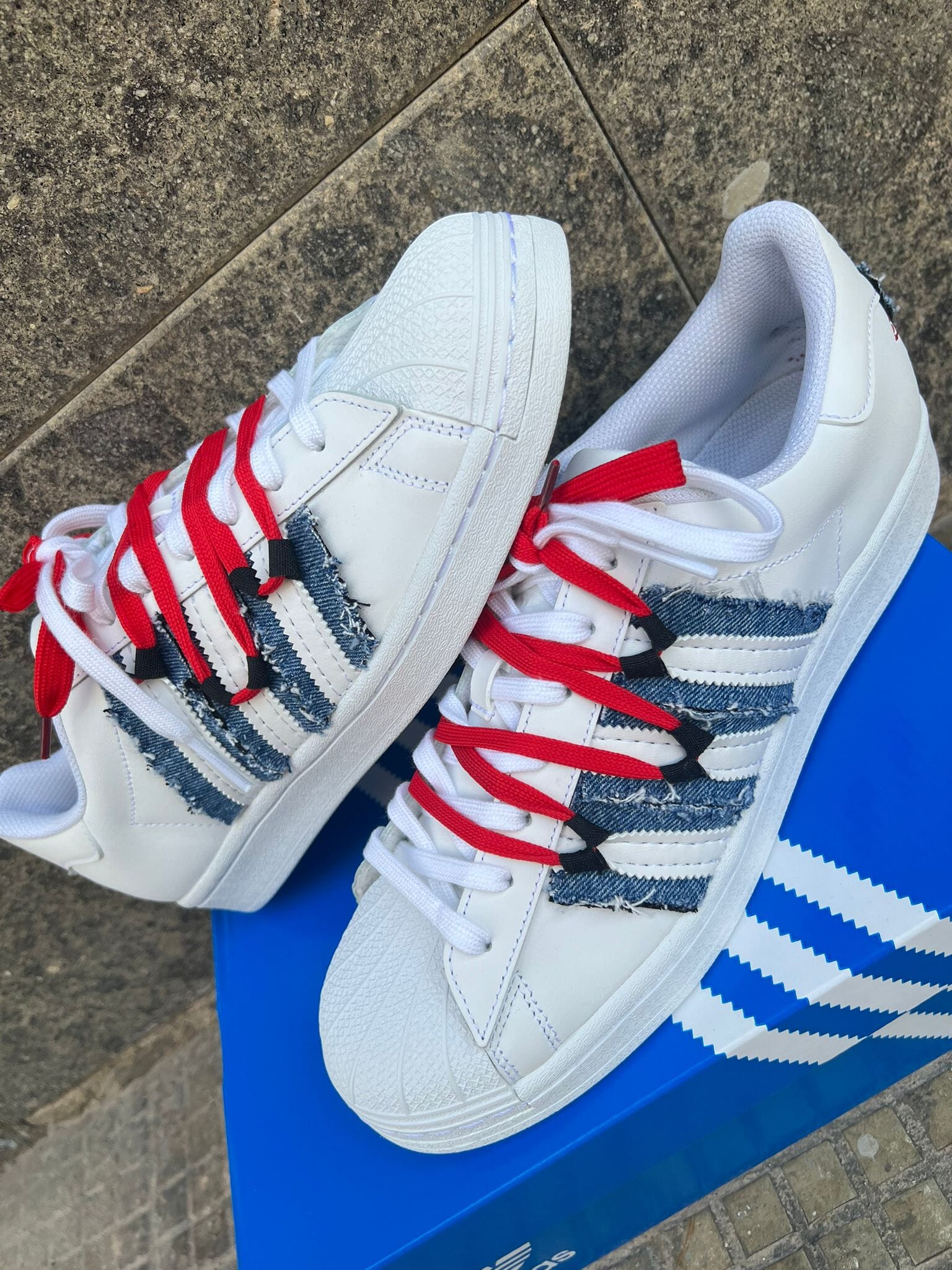 Adidas superstar custom in jeans laccio rosso