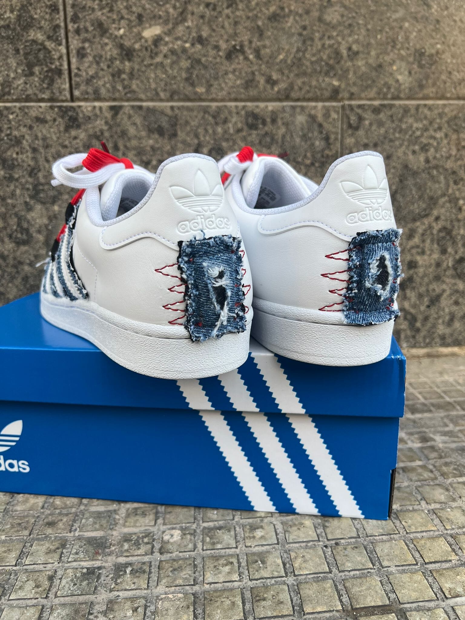 Adidas superstar custom in jeans laccio rosso