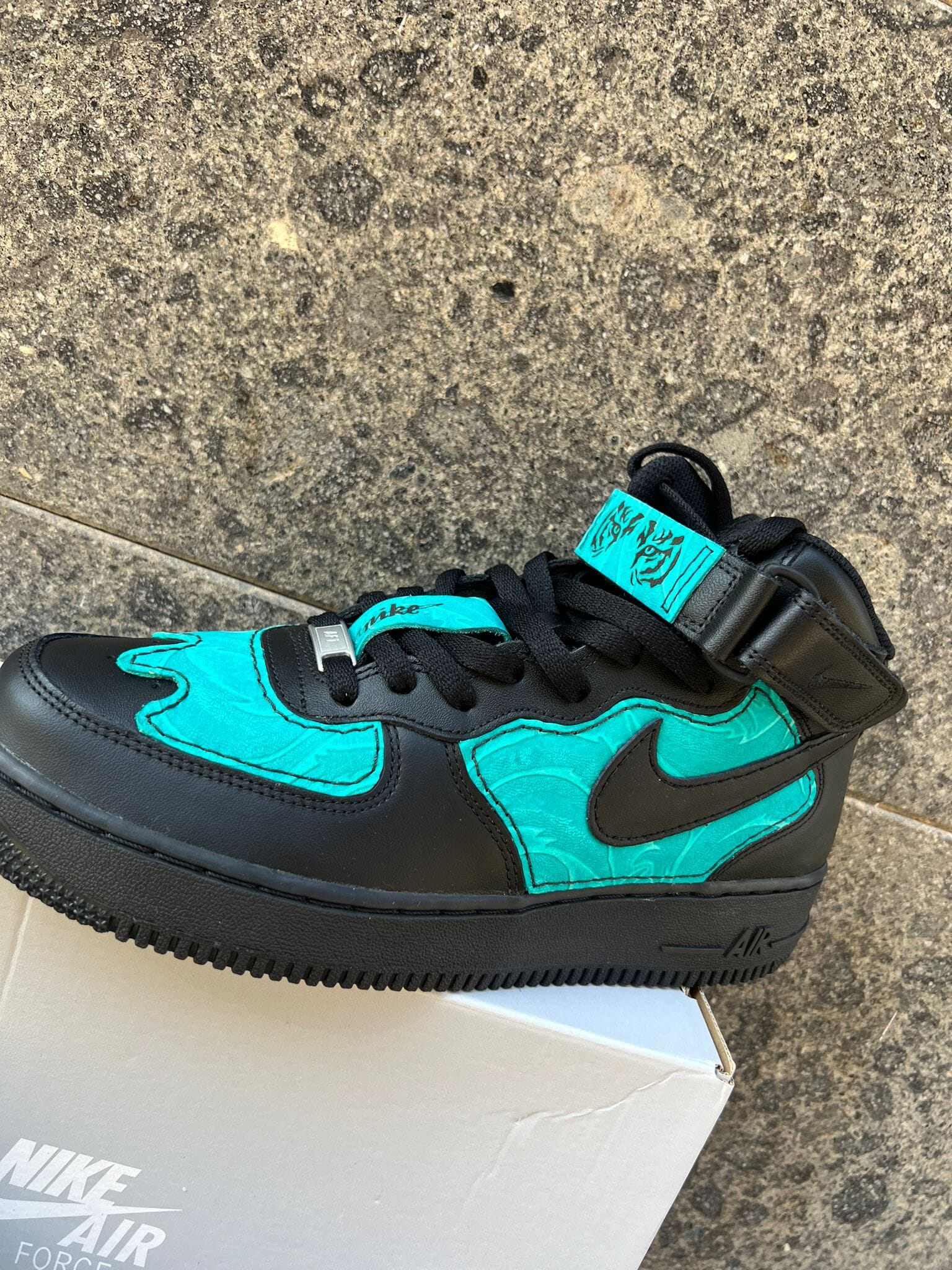 Air Force 1 mid custom nera