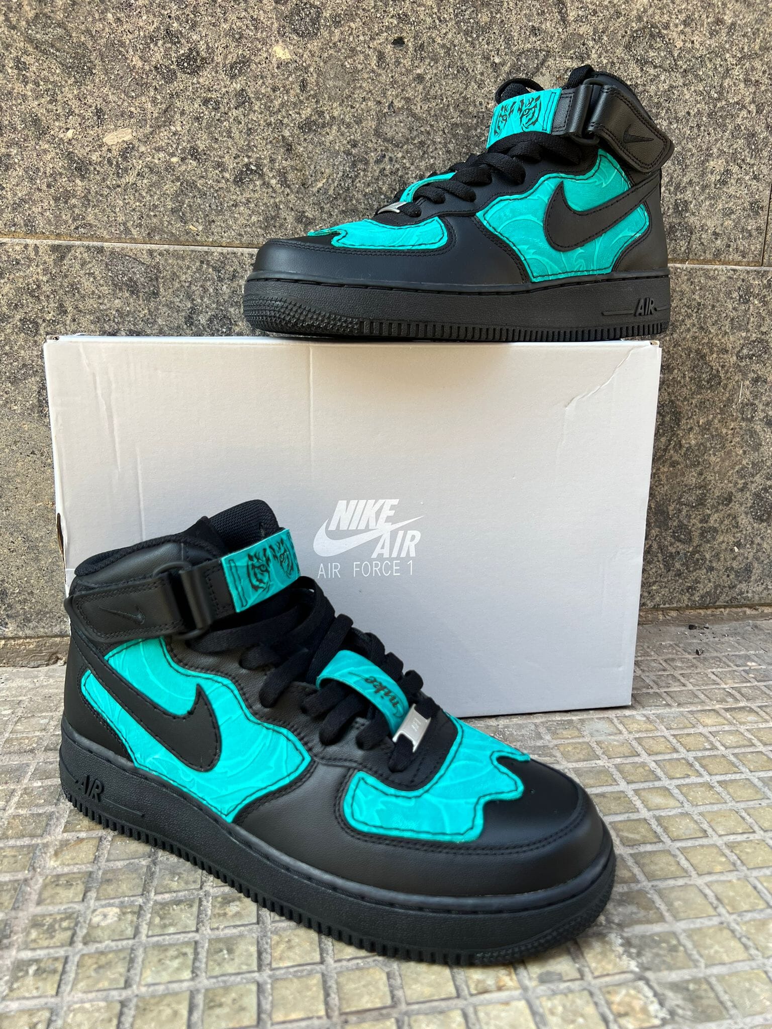 Air Force 1 mid custom nera