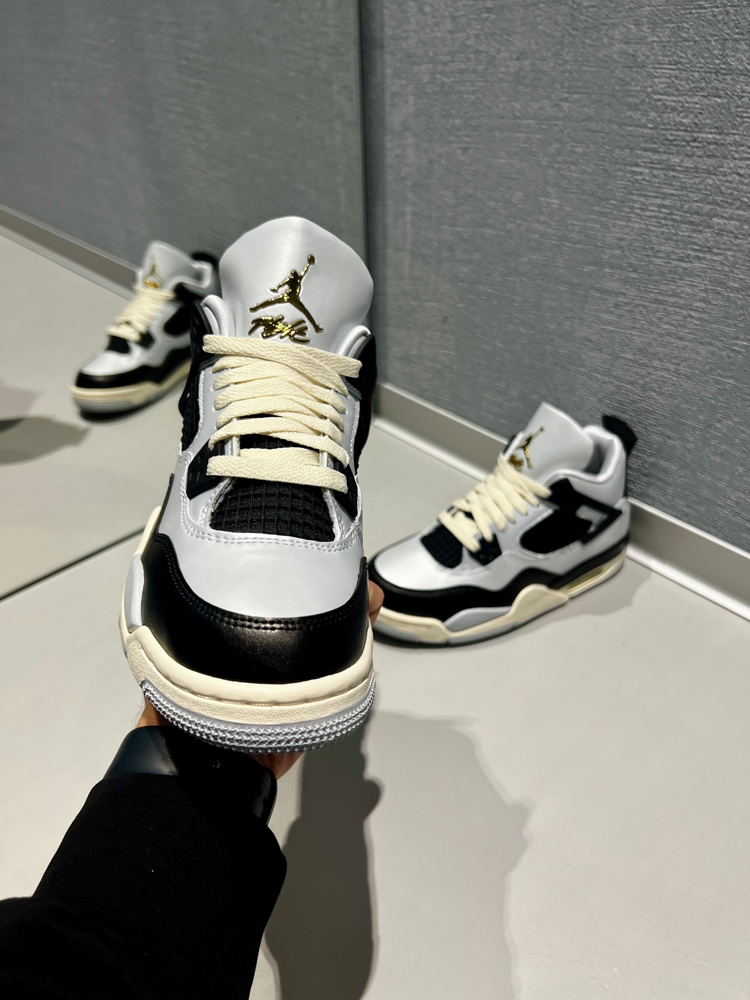 Jordan 4 Retro metallic FZ8585 070