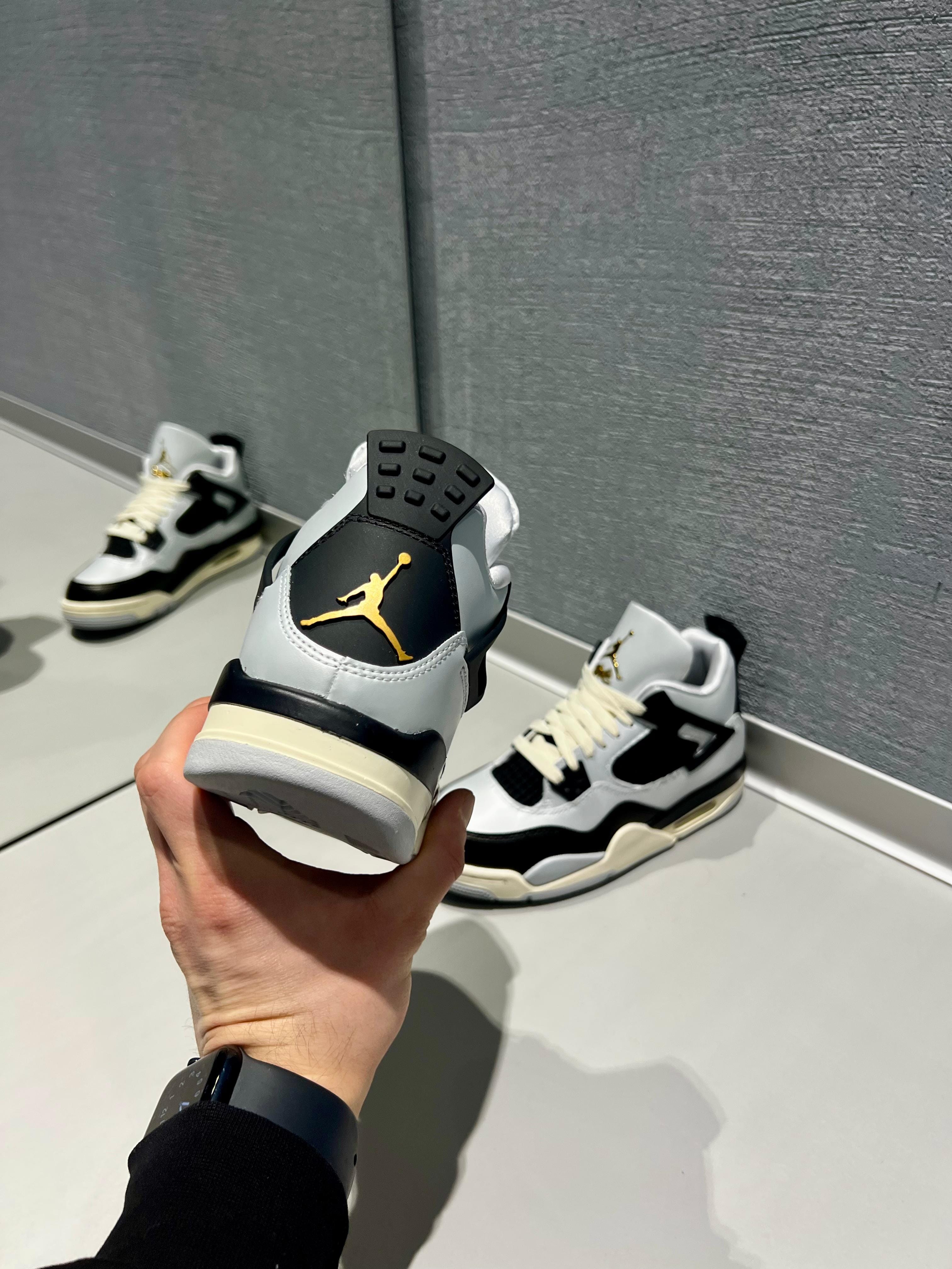 Jordan 4 Retro metallic FZ8585 070