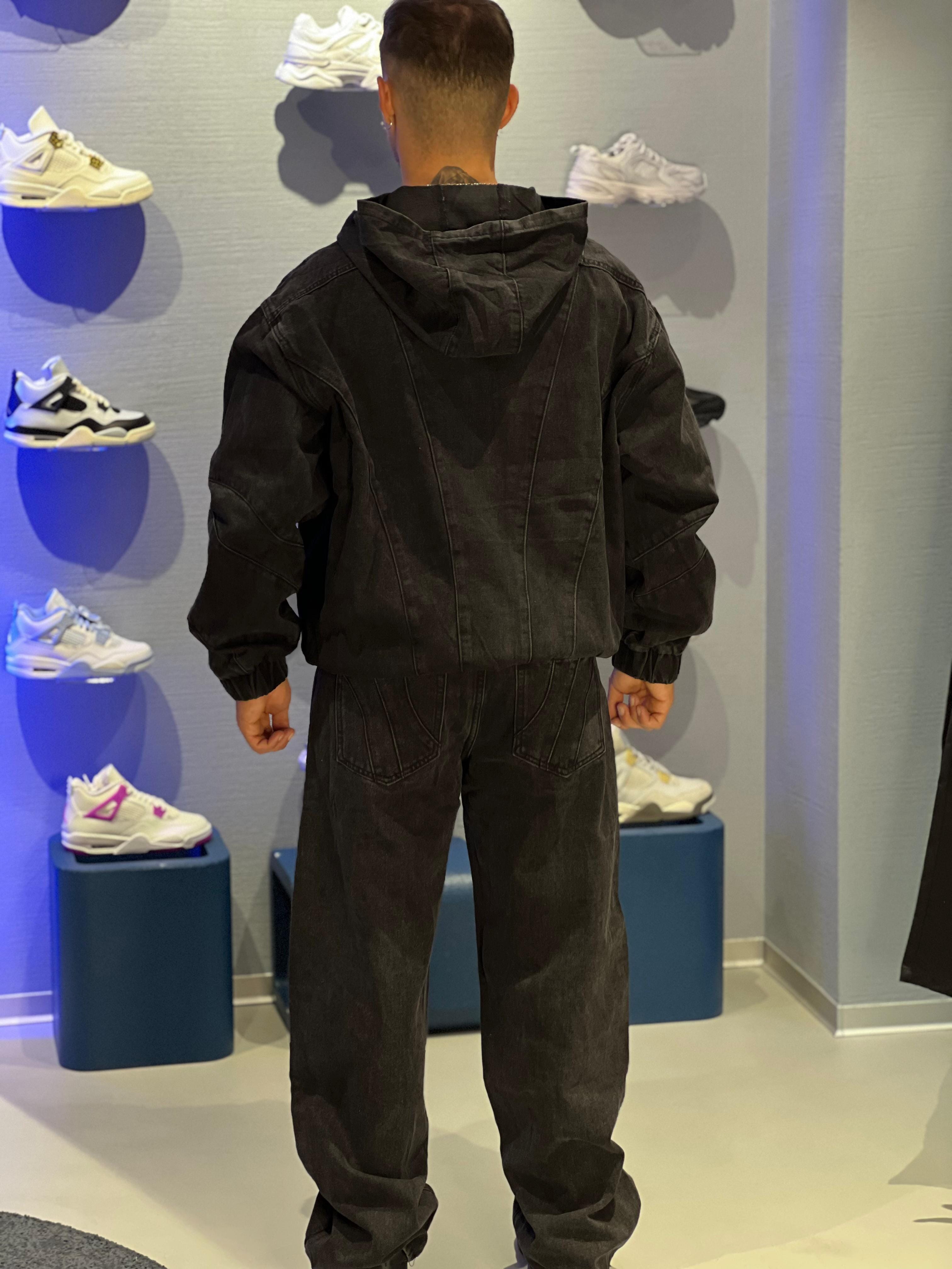 Coordinato Uomo in Denim Nero con Cuciture Geometriche – Giacca + Pantalone AD8441