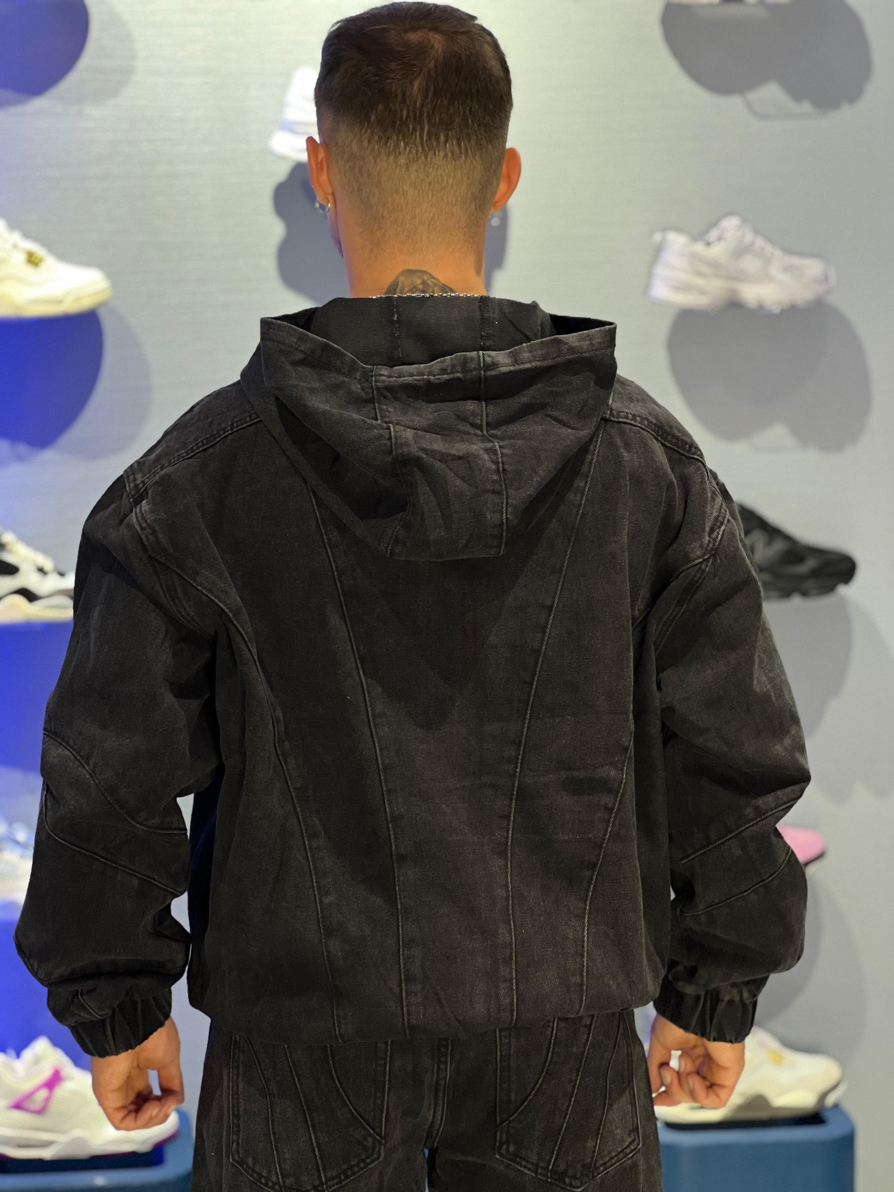 Coordinato Uomo in Denim Nero con Cuciture Geometriche – Giacca + Pantalone AD8441