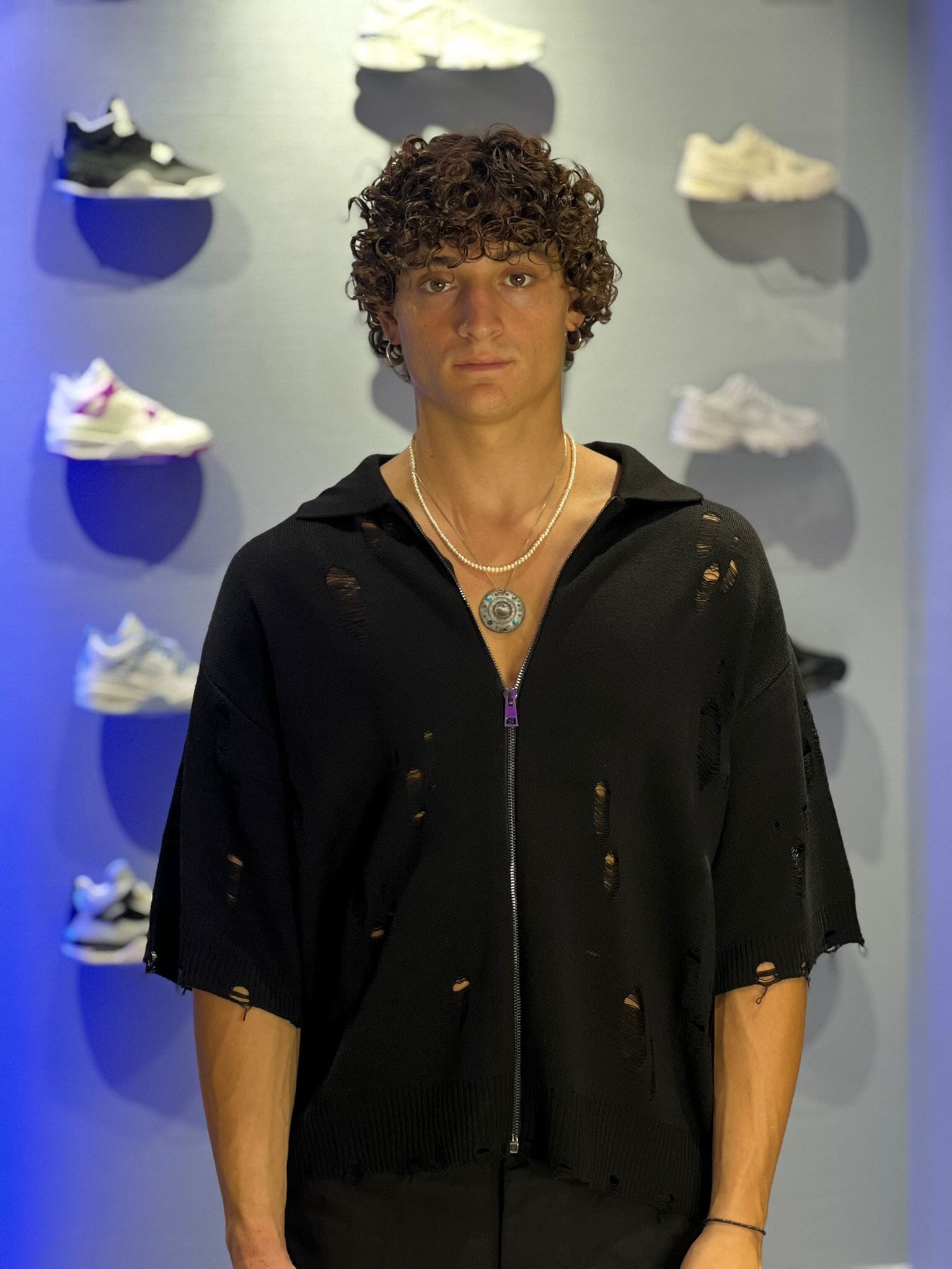 Cardigan Nero con Zip e Effetto Destroyed