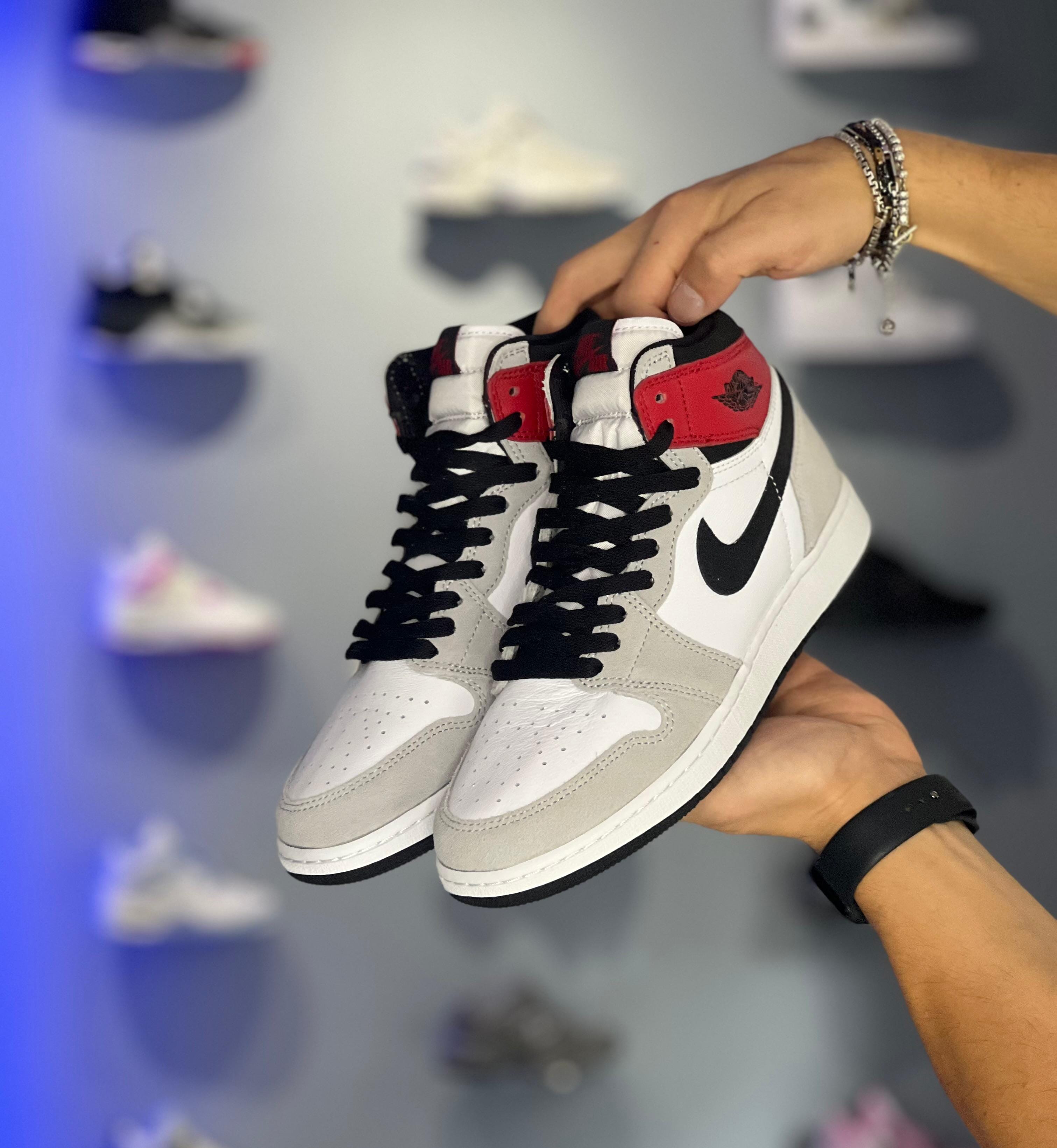 Air Jordan 1 Retro High OG "Light Smoke Grey"