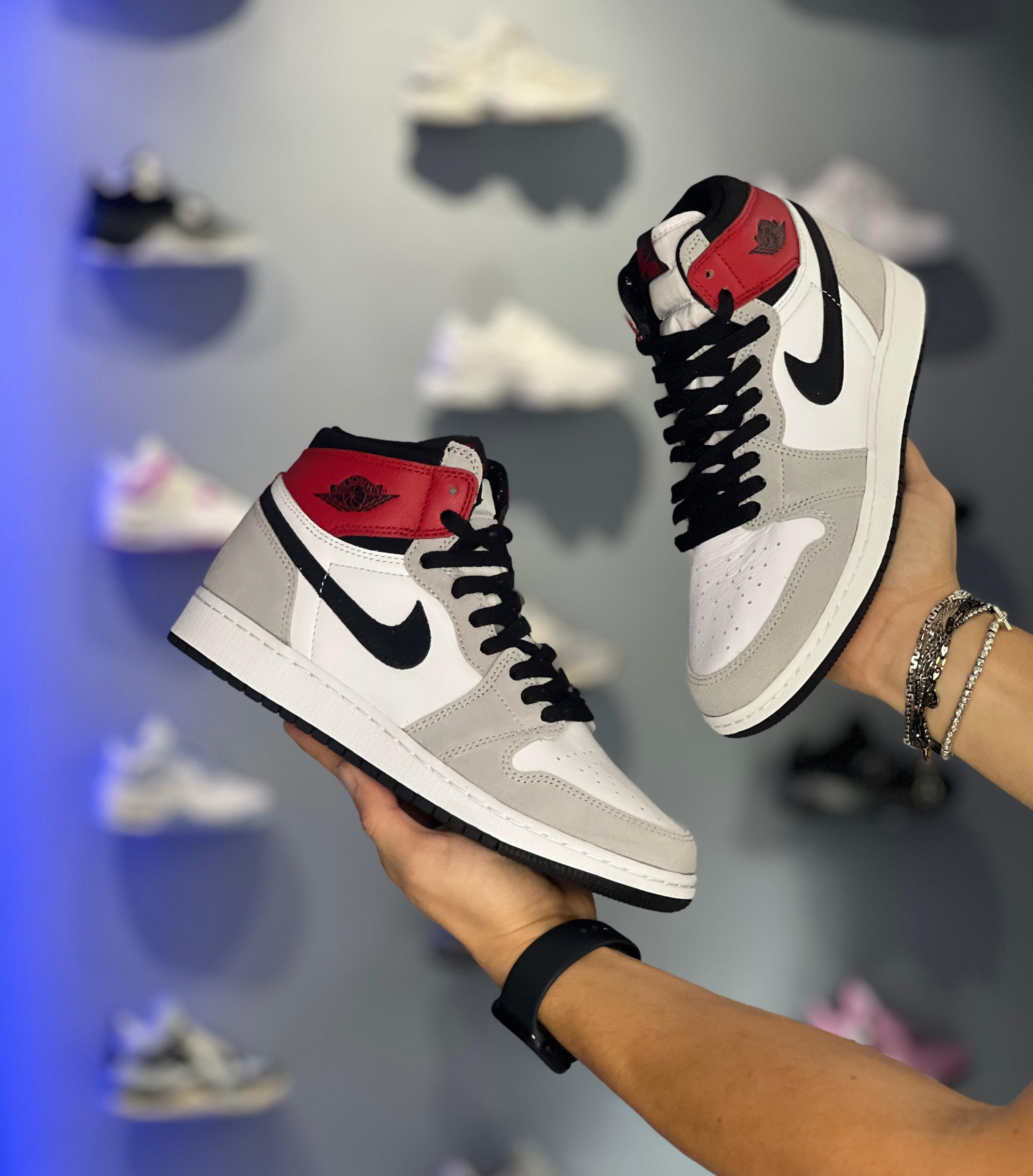 Air Jordan 1 Retro High OG "Light Smoke Grey"