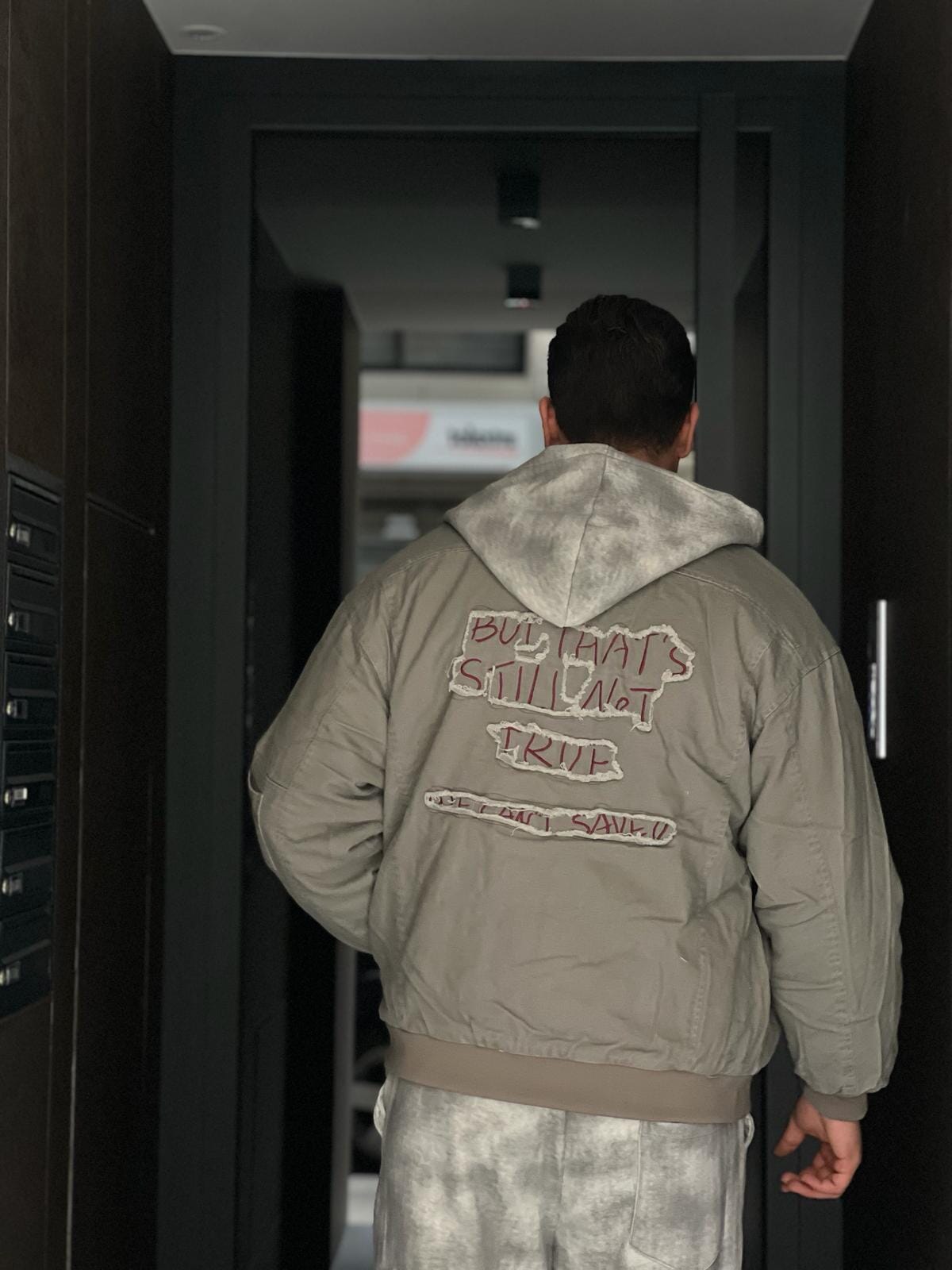 Giubbotto Bomber con Ricamo Sul Retro