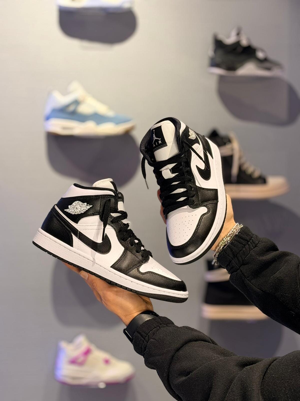 Jordan 1 Mid Black White