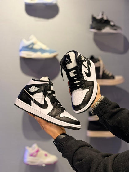 Jordan 1 Mid Black White
