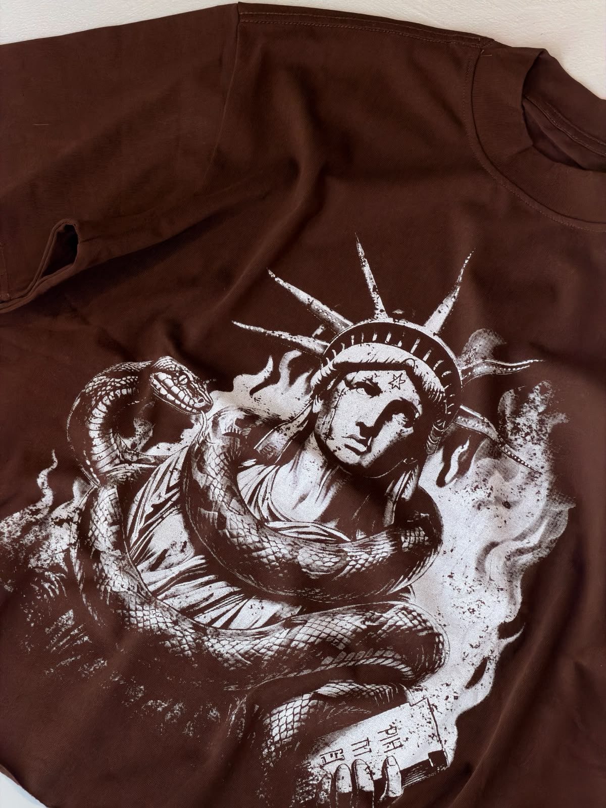 T-Shirt Crop "Liberty" a Taglio Vivo
