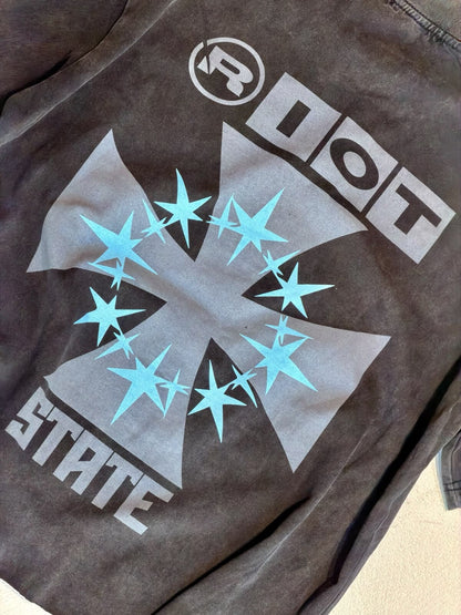 T-Shirt Crop "RIOT STATE" a Taglio Vivo