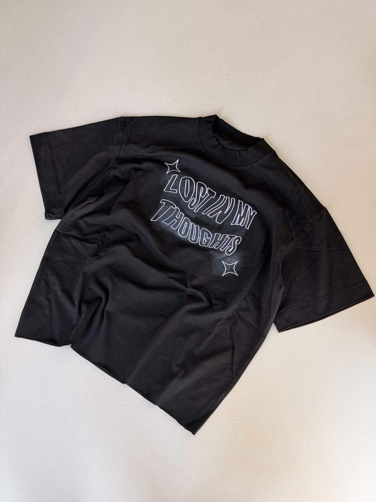 T-Shirt Crop "LOST IN MY THOUGHTS" a Taglio Vivo
