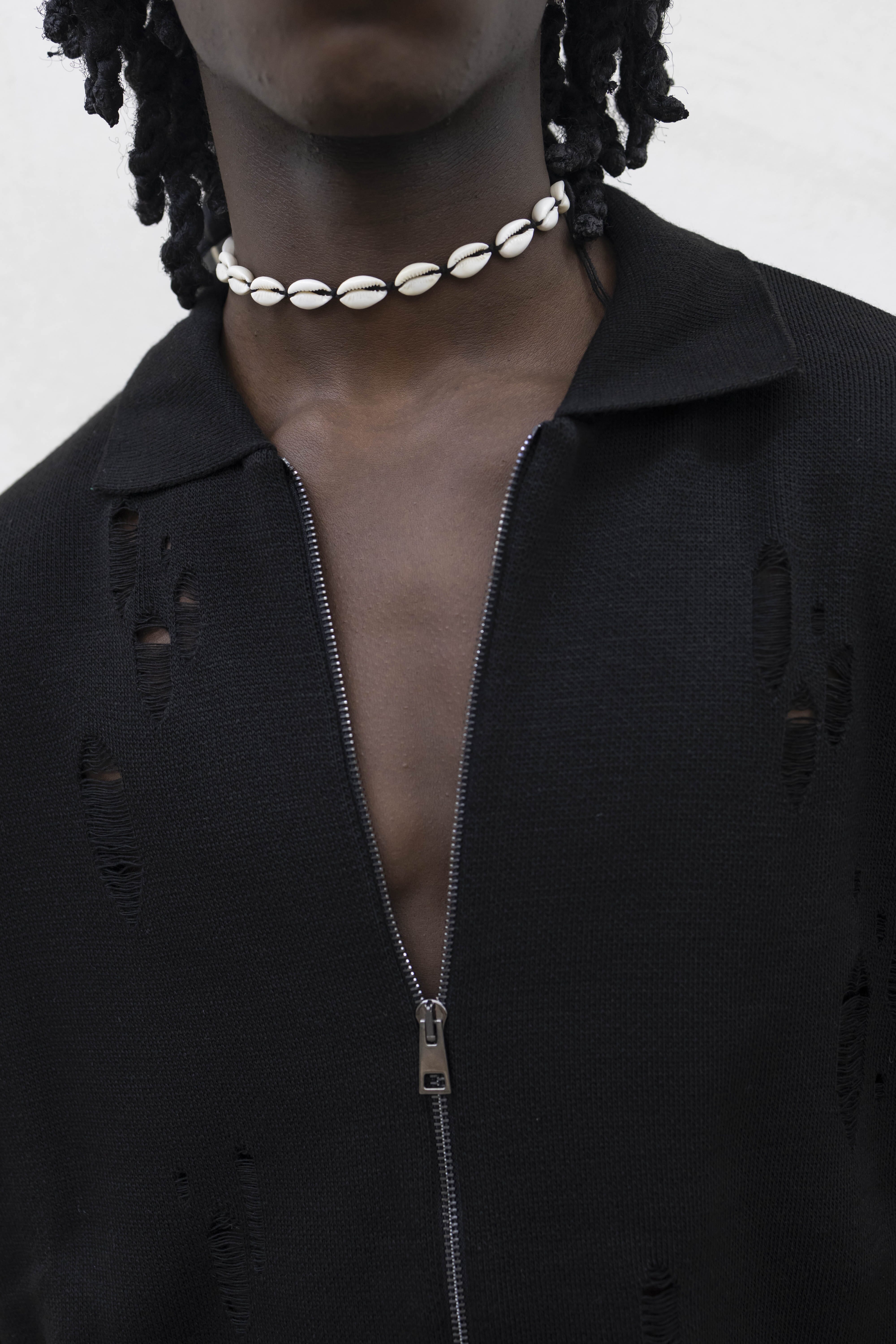 Cardigan Nero con Zip e Effetto Destroyed