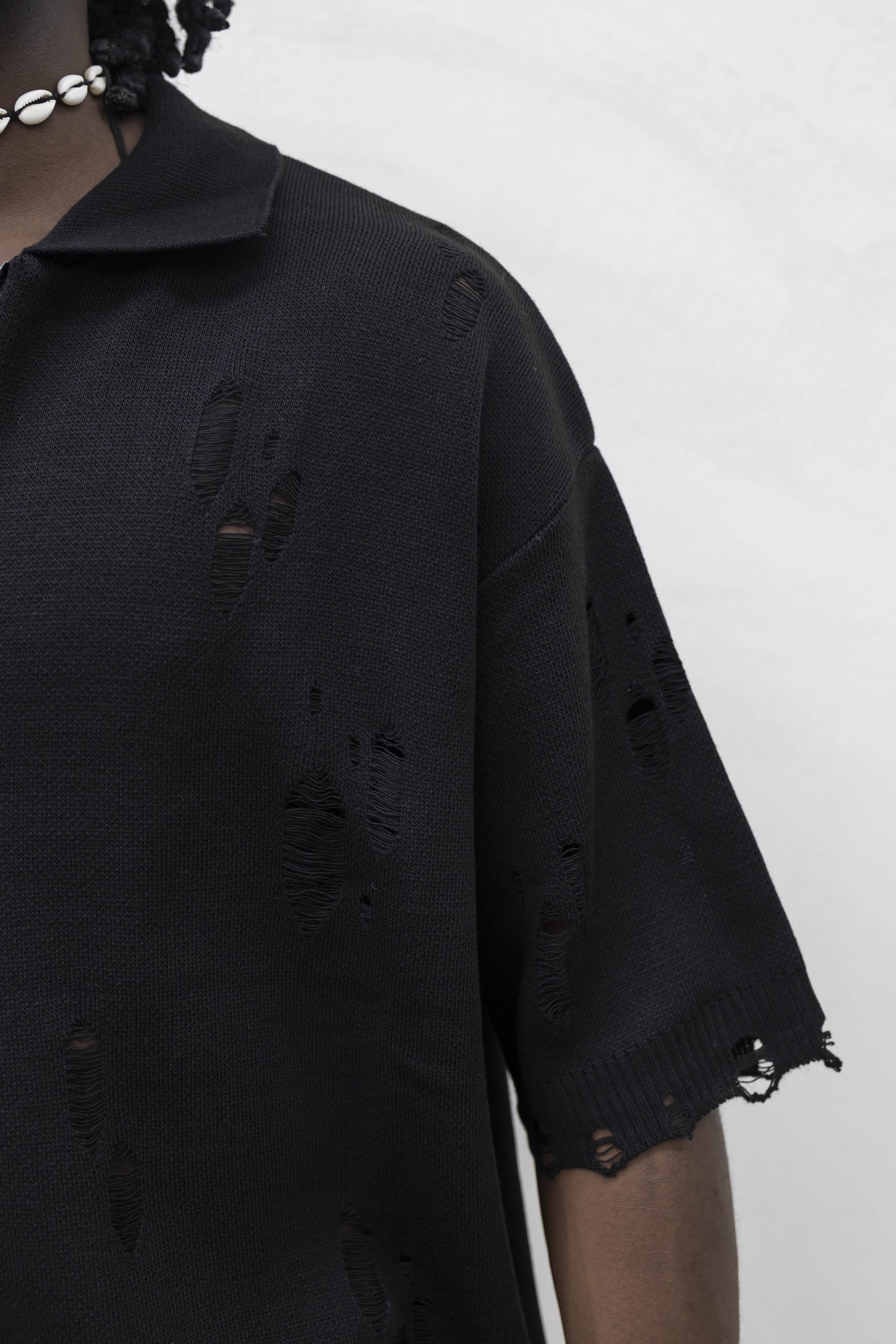 Cardigan Nero con Zip e Effetto Destroyed