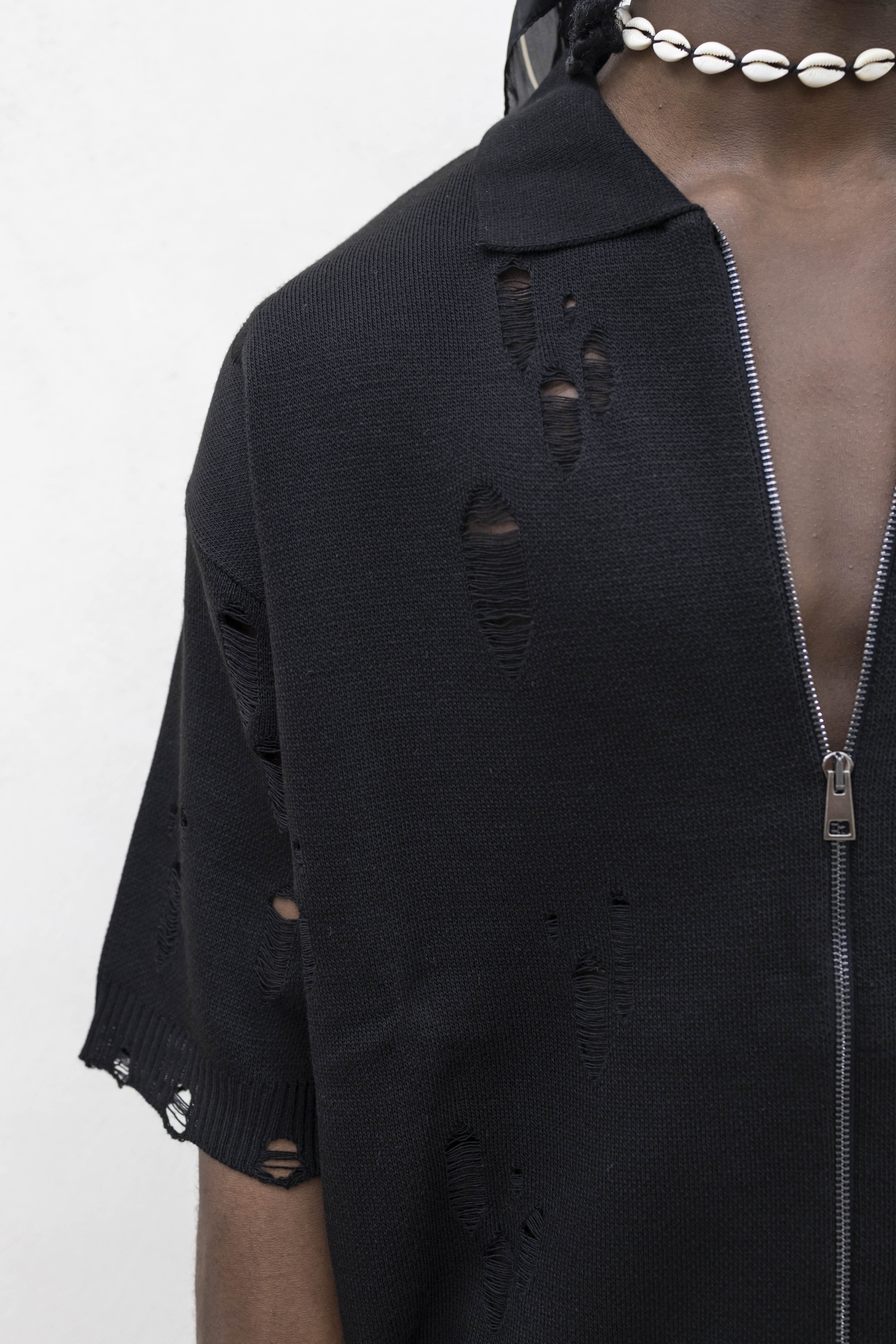 Cardigan Nero con Zip e Effetto Destroyed